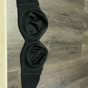 Black strapless bra